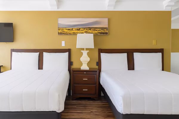 spinnaker-inn-naples-hotel-room-1-standard-2-queen-beds-city view-1