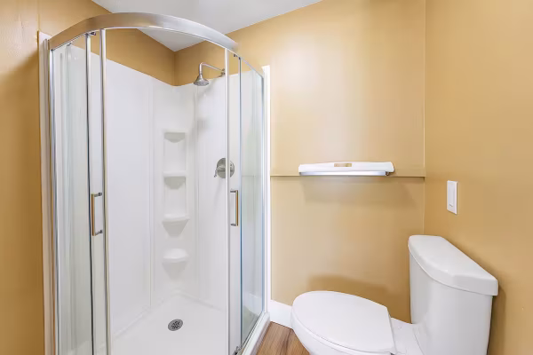 spinnaker-inn-naples-hotel-room-1-standard-2-queen-beds-city view-4