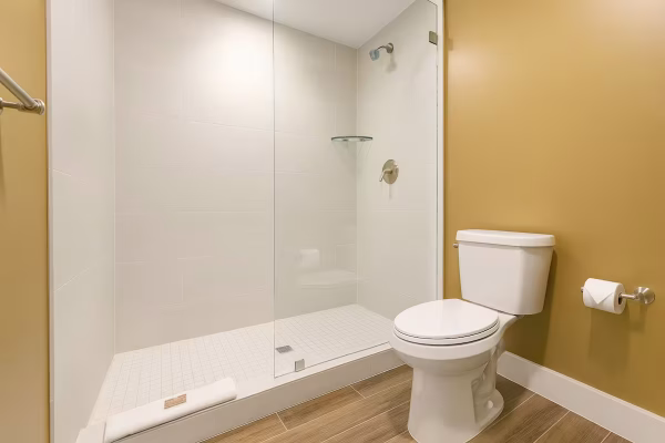 spinnaker-inn-naples-hotel-room-2-executive-1-king-bed-non-smoking-refrigerator-microwave-2