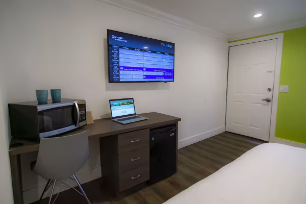 spinnaker-inn-naples-hotel-room-2-executive-1-king-bed-non-smoking-refrigerator-microwave-4