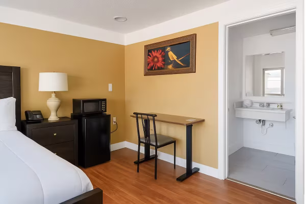 spinnaker-inn-naples-hotel-room-3-standard-1-king-bed-accessible-2