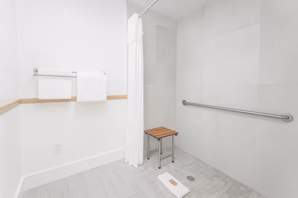 spinnaker-inn-naples-hotel-room-3-standard-1-king-bed-accessible-3