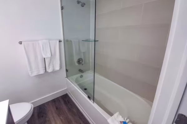 spinnaker-inn-naples-hotel-room-4-family-non-smoking-with-kitchen-3