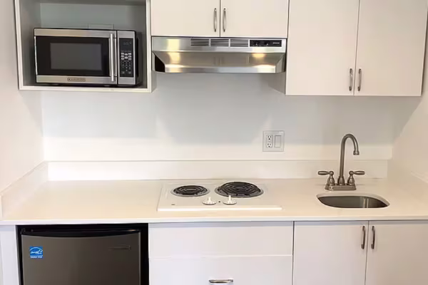 spinnaker-inn-naples-hotel-room-4-family-non-smoking-with-kitchen-4